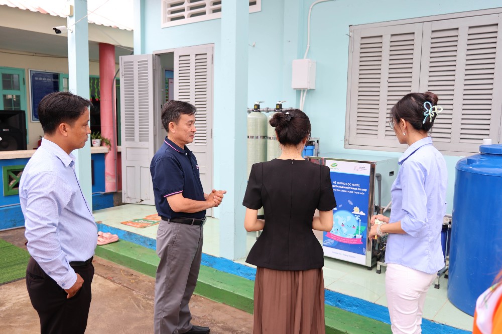 CEO Nguyen Anh Tuan explaining the operation of RO Filtration system